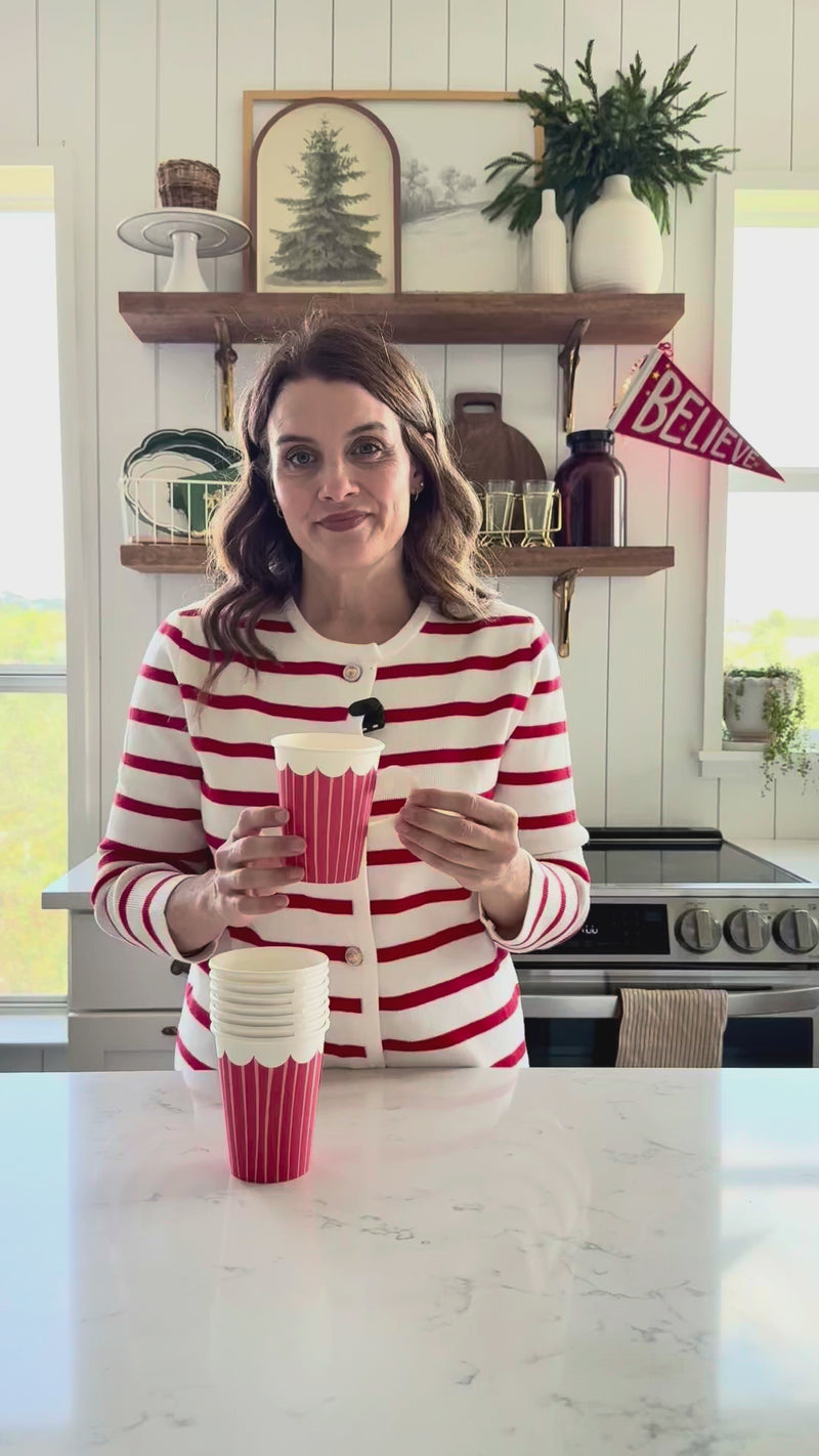 Video showcasing the easy-to-attach handle detail and the versatility of the Christmas coffee cups disposable.	