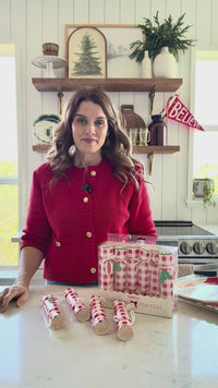 Video demonstrating how to pull apart the Christmas crackers poppers and showing the interactive holiday game contents inside.